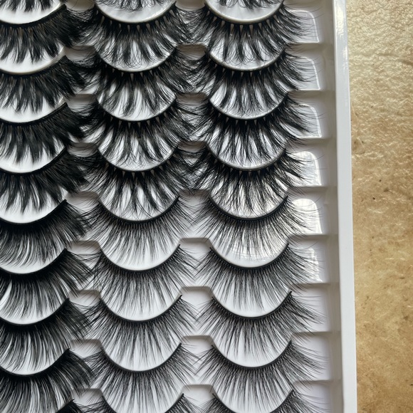 New! ☆ $1.85 A Pair! Faux Mink 40 Pack False Eyelashes Includes Wispy Lashes - Picture 7 of 7